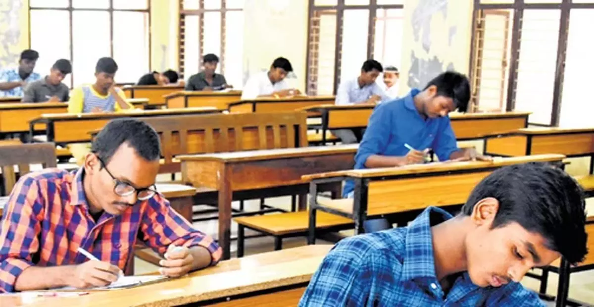 Andhra: एपीपीएससी प्रमुख से सीएम चंद्रबाबू नायडू नाराज Andhra: एपीपीएससी प्रमुख से सीएम चंद्रबाबू नायडू नाराज