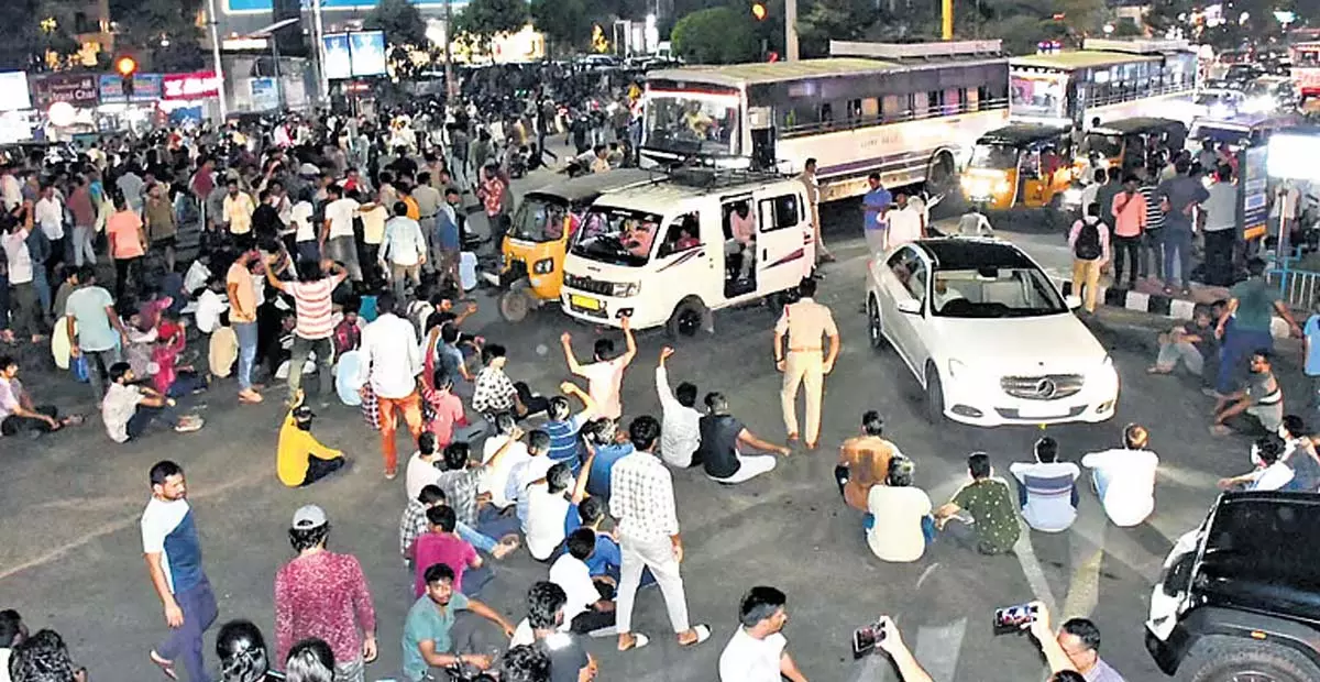 Andhra: विरोध के बावजूद APPSC ने ग्रुप 2 मुख्य परीक्षा पर अपना फैसला बरकरार रखा Andhra: विरोध के बावजूद APPSC ने ग्रुप 2 मुख्य परीक्षा पर अपना फैसला बरकरार रखा
