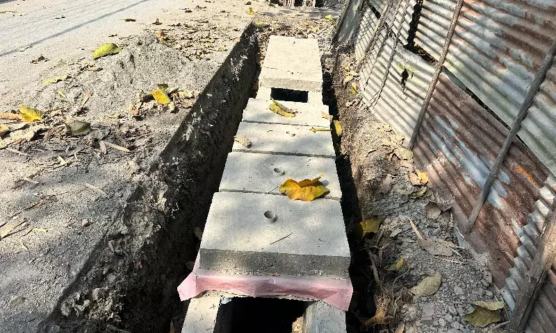 Assam: उदलगुरी के निवासियों ने पीडब्ल्यूडी परियोजना में कथित भ्रष्टाचार की जांच की मांग की Assam: उदलगुरी के निवासियों ने पीडब्ल्यूडी परियोजना में कथित भ्रष्टाचार की जांच की मांग की