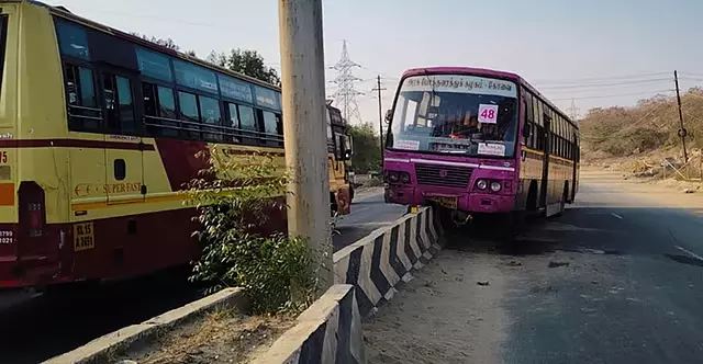 Tamil Nadu: एक सरकारी बस बिना ब्रेक लगाए ही एक दीवार से टकरा गई Tamil Nadu: एक सरकारी बस बिना ब्रेक लगाए ही एक दीवार से टकरा गई
