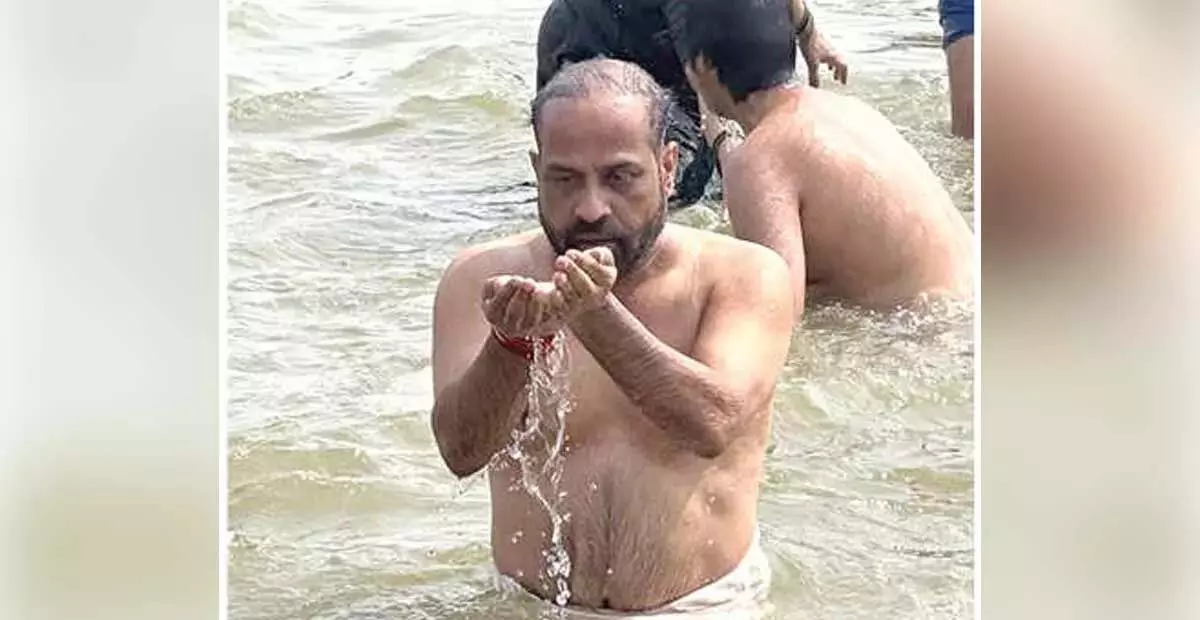 Andhra: स्वास्थ्य मंत्री ने कुंभ मेले में लगाई डुबकी Andhra: स्वास्थ्य मंत्री ने कुंभ मेले में लगाई डुबकी