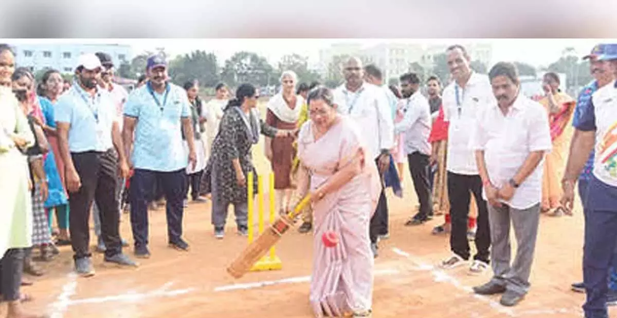 Andhra: एकेएनयू वीसी ने क्रिकेट टूर्नामेंट का उद्घाटन किया Andhra: एकेएनयू वीसी ने क्रिकेट टूर्नामेंट का उद्घाटन किया