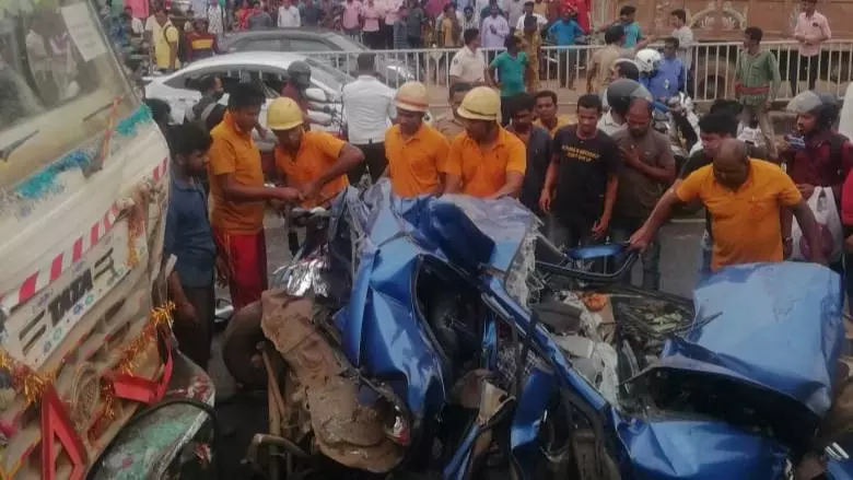 Bhubaneswar : पलासुनी चौक में तीन ट्रकों के कुचलने से एक व्यक्ति की मौत हो गई Bhubaneswar : पलासुनी चौक में तीन ट्रकों के कुचलने से एक व्यक्ति की मौत हो गई