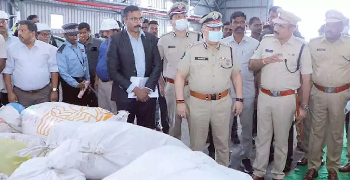 Andhra: पुलिस ने 3,727 किलोग्राम गांजा जलाया Andhra: पुलिस ने 3,727 किलोग्राम गांजा जलाया