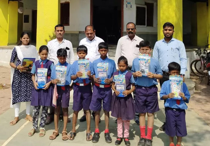 कवर्धा में बच्चों को स्टेशनरी किट का वितरण कवर्धा में बच्चों को स्टेशनरी किट का वितरण