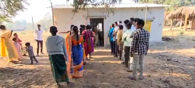 नक्सली हिडमा के गांव में सरपंच चुनने के लिए वोटिंग जारी, वीडियो नक्सली हिडमा के गांव में सरपंच चुनने के लिए वोटिंग जारी, वीडियो