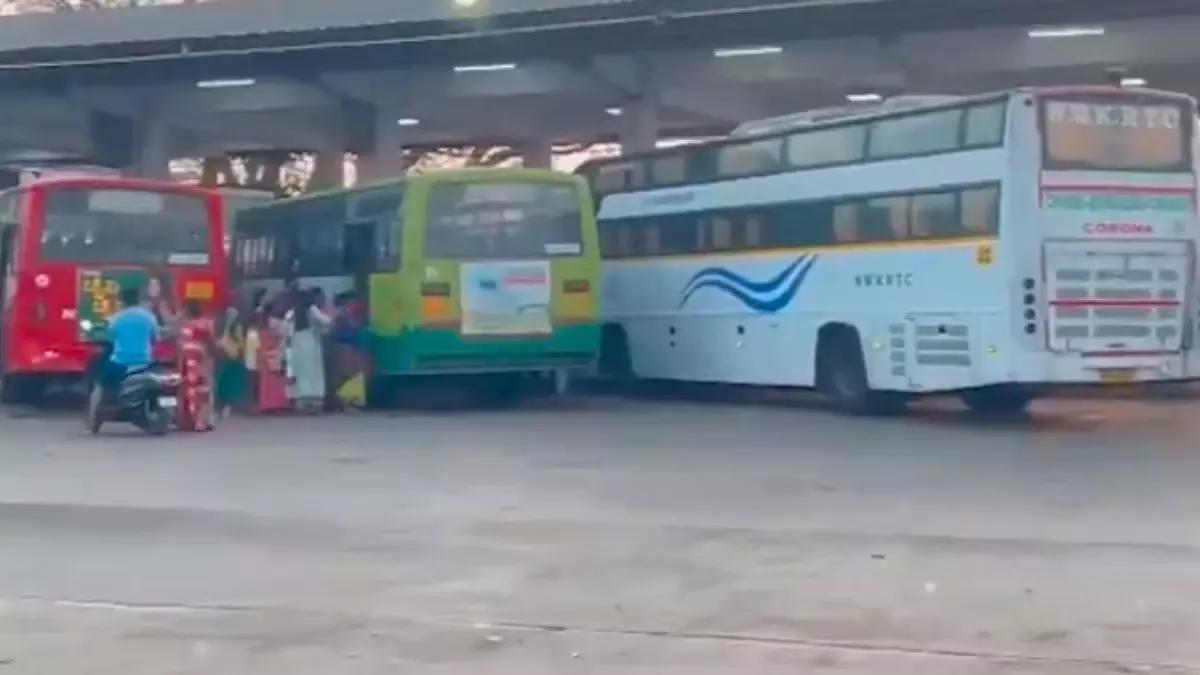 Belagavi: सीमा विवाद बढ़ने से कर्नाटक-महाराष्ट्र के बीच बस सेवाएं प्रभावित Belagavi: सीमा विवाद बढ़ने से कर्नाटक-महाराष्ट्र के बीच बस सेवाएं प्रभावित