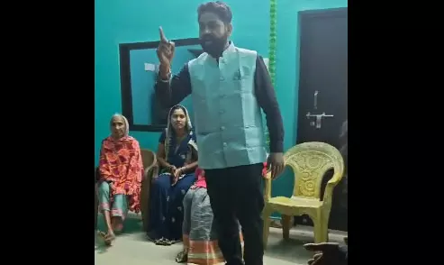 पत्नी के लिए डरा धमकाकर वोट मांग रहा पति, वीडियो वायरल पत्नी के लिए डरा धमकाकर वोट मांग रहा पति, वीडियो वायरल