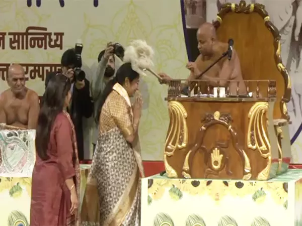 दिल्ली की मुख्यमंत्री Rekha Gupta ने जैंत संत से आशीर्वाद लिया दिल्ली की मुख्यमंत्री Rekha Gupta ने जैंत संत से आशीर्वाद लिया