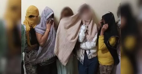 Sidhi: देह व्यापार कर रहे स्पा सेंटर पर पुलिस का छापा Sidhi: देह व्यापार कर रहे स्पा सेंटर पर पुलिस का छापा