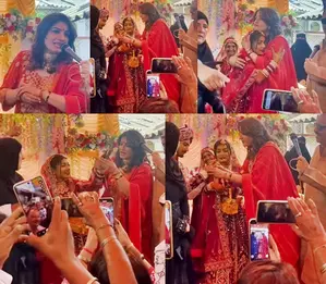 Raveena Tandon ने सामूहिक विवाह समारोह के दौरान दुल्हन को सोने की चूड़ियाँ भेंट कीं Raveena Tandon ने सामूहिक विवाह समारोह के दौरान दुल्हन को सोने की चूड़ियाँ भेंट कीं