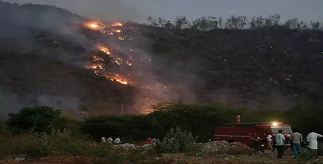 चामुंडी हिल्स में उपद्रवियों के कारण लगी आग: जंगल की आग में 35 एकड़ जंगल नष्ट चामुंडी हिल्स में उपद्रवियों के कारण लगी आग: जंगल की आग में 35 एकड़ जंगल नष्ट