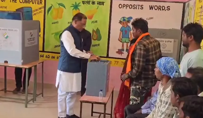 CM विष्णुदेव साय ने त्रिस्तरीय पंचायत चुनाव के तीसरे चरण में किया मतदान CM विष्णुदेव साय ने त्रिस्तरीय पंचायत चुनाव के तीसरे चरण में किया मतदान