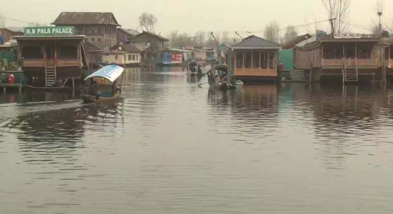 Dal Lake पर पर्यटकों की आमद में वृद्धि Dal Lake पर पर्यटकों की आमद में वृद्धि