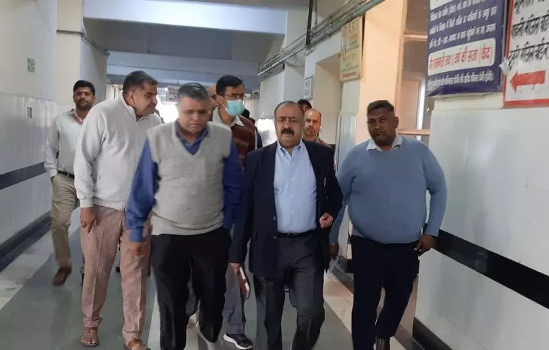 Haryana : किसी भी डॉक्टर को ड्यूटी से पहले छुट्टी नहीं देने दी जाएगी Haryana : किसी भी डॉक्टर को ड्यूटी से पहले छुट्टी नहीं देने दी जाएगी