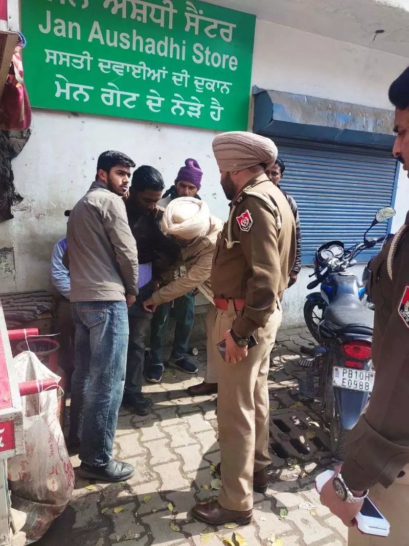 Malerkotla में अस्पतालों के पास ड्रग्स सप्लाई करने के आरोप में 13 लोग गिरफ्तार Malerkotla में अस्पतालों के पास ड्रग्स सप्लाई करने के आरोप में 13 लोग गिरफ्तार