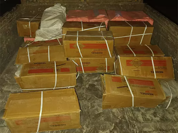 Assam राइफल्स ने 623 किलोग्राम इमल्शन विस्फोटक के साथ वाहन जब्त किया, 3 गिरफ्तार Assam राइफल्स ने 623 किलोग्राम इमल्शन विस्फोटक के साथ वाहन जब्त किया, 3 गिरफ्तार