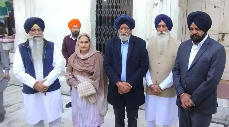 Akal Takht पैनल के 5 सदस्यों ने आगे के निर्देश मांगने के लिए जत्थेदार से मुलाकात की Akal Takht पैनल के 5 सदस्यों ने आगे के निर्देश मांगने के लिए जत्थेदार से मुलाकात की