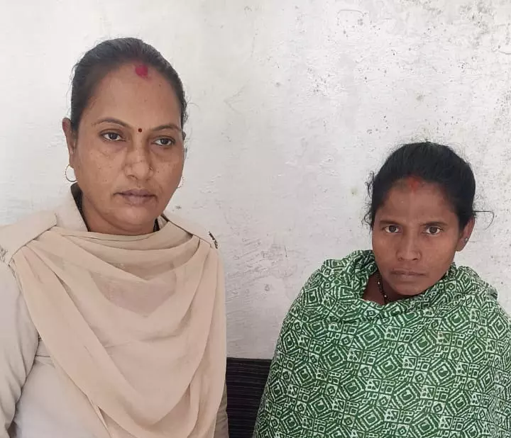 महिला ने बेटे संग मिलकर रावतपुरा कॉलोनी में की थी चोरी, तीन अरेस्ट महिला ने बेटे संग मिलकर रावतपुरा कॉलोनी में की थी चोरी, तीन अरेस्ट