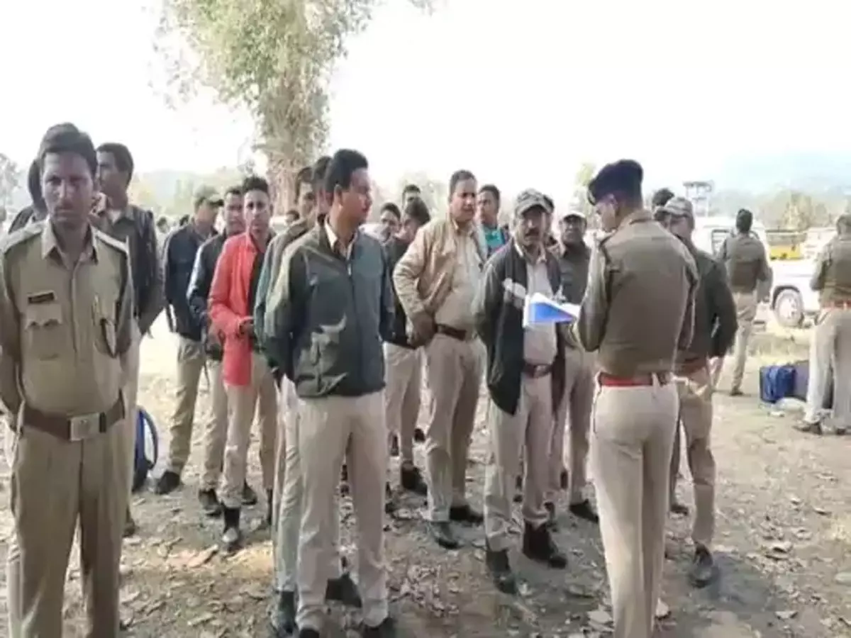 पुलिस अधिकारी ने सरपंच प्रत्याशी का शराब पिया, सस्पेंड पुलिस अधिकारी ने सरपंच प्रत्याशी का शराब पिया, सस्पेंड