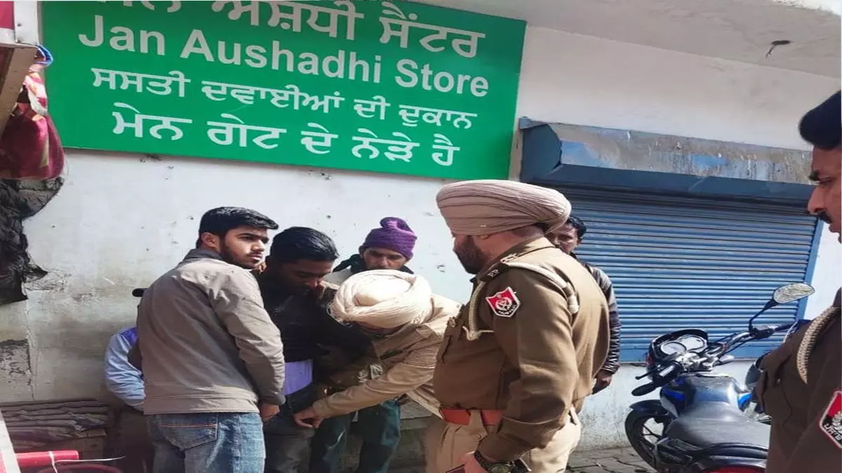 Malerkotla में अस्पतालों के पास ड्रग्स सप्लाई करने के आरोप में 13 लोग गिरफ्तार Malerkotla में अस्पतालों के पास ड्रग्स सप्लाई करने के आरोप में 13 लोग गिरफ्तार