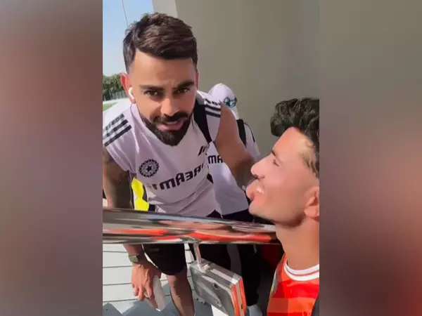 Virat Kohli ने नेट पर शानदार गेंदबाजी के लिए यूएई के इबरार अहमद डावर की प्रशंसा की Virat Kohli ने नेट पर शानदार गेंदबाजी के लिए यूएई के इबरार अहमद डावर की प्रशंसा की