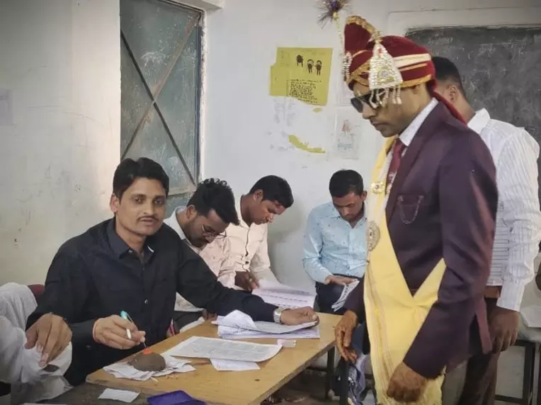 दूल्हे बने योगेंद्र कुमार साहू ने बारात जाने से पहले किया मतदान दूल्हे बने योगेंद्र कुमार साहू ने बारात जाने से पहले किया मतदान