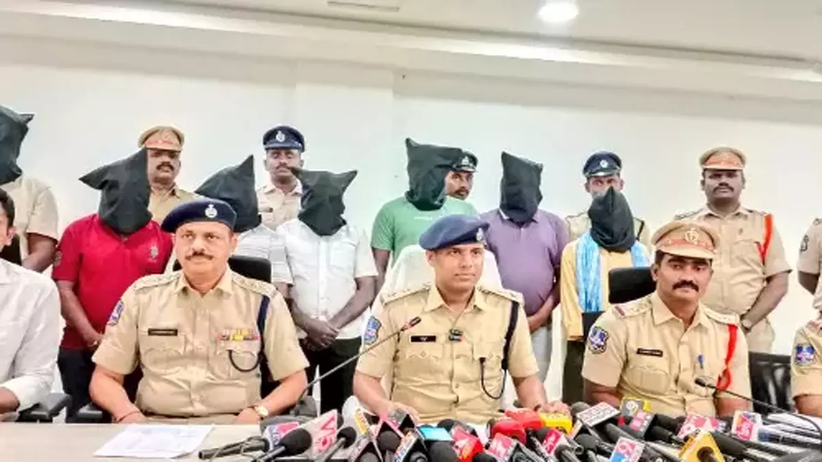 Bhupalapally: राजलिंग मूर्ति हत्याकांड में सात गिरफ्तार Bhupalapally: राजलिंग मूर्ति हत्याकांड में सात गिरफ्तार