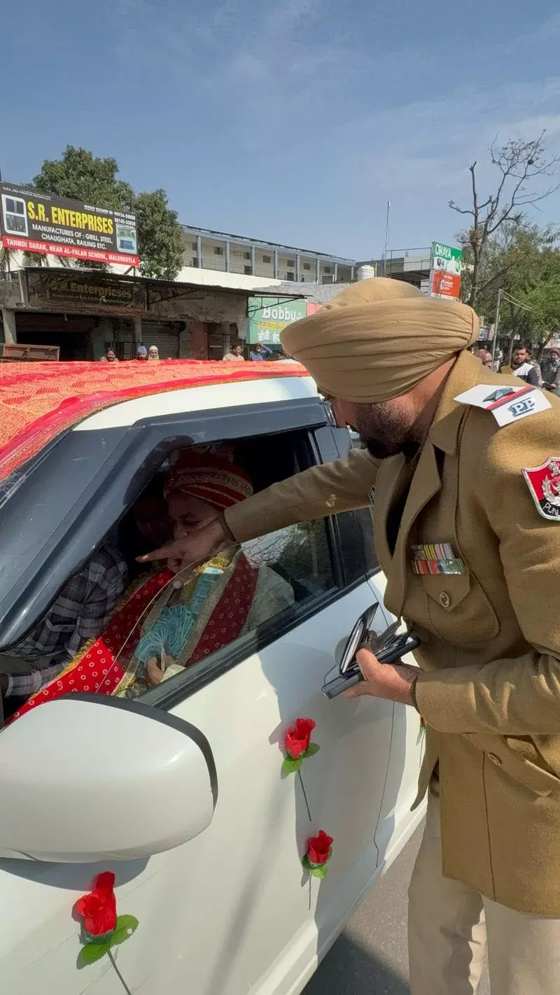 Malerkotla में यातायात नियमों के उल्लंघन पर दूल्हे, दुल्हन को छूट नहीं Malerkotla में यातायात नियमों के उल्लंघन पर दूल्हे, दुल्हन को छूट नहीं