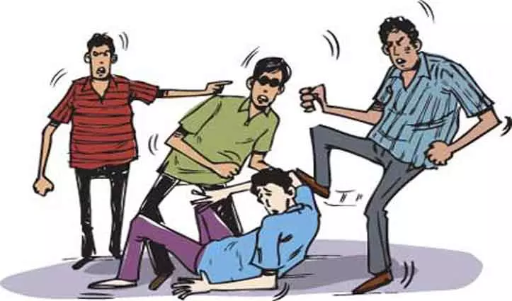 Bareilly: दूल्हे को दूसरे समुदाय के लोगों ने घेरा, जमकर मारपीट और फायरिंग Bareilly: दूल्हे को दूसरे समुदाय के लोगों ने घेरा, जमकर मारपीट और फायरिंग