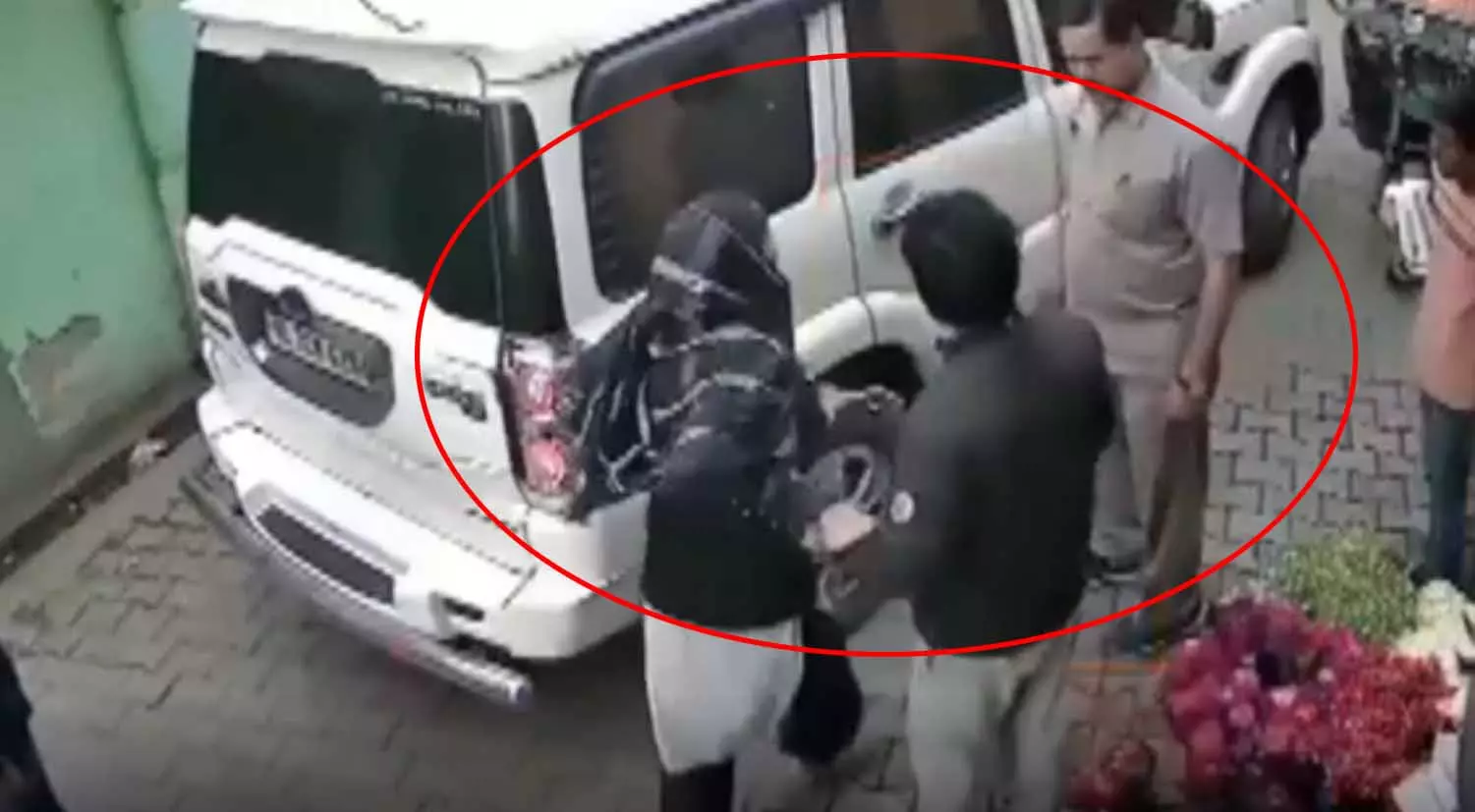 गुंडागर्दी का LIVE वीडियो, दंपति के साथ मारपीट का VIDEO सामने आया गुंडागर्दी का LIVE वीडियो, दंपति के साथ मारपीट का VIDEO सामने आया