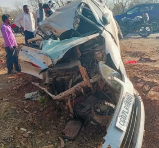 स्विफ्ट कार के उड़े परखच्चे, स्पॉट में एक की मौत स्विफ्ट कार के उड़े परखच्चे, स्पॉट में एक की मौत
