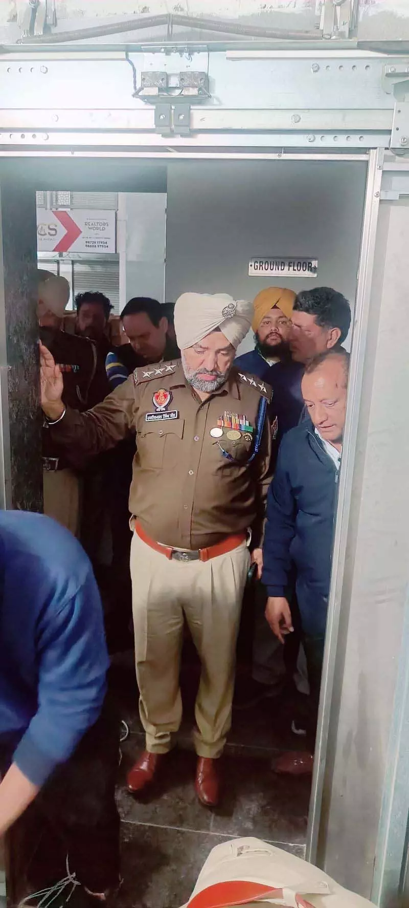 Mohali में लिफ्ट में तीन घंटे तक फंसे रहे नौ लोग Mohali में लिफ्ट में तीन घंटे तक फंसे रहे नौ लोग