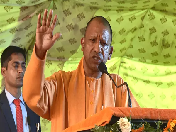 यूपी के CM ने शंकराचार्य सरस्वती महाराज की प्रशंसा की यूपी के CM ने शंकराचार्य सरस्वती महाराज की प्रशंसा की