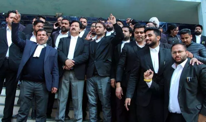 JAMMU: अधिवक्ता अधिनियम में प्रस्तावित संशोधन के खिलाफ वकीलों ने किया विरोध प्रदर्शन JAMMU: अधिवक्ता अधिनियम में प्रस्तावित संशोधन के खिलाफ वकीलों ने किया विरोध प्रदर्शन