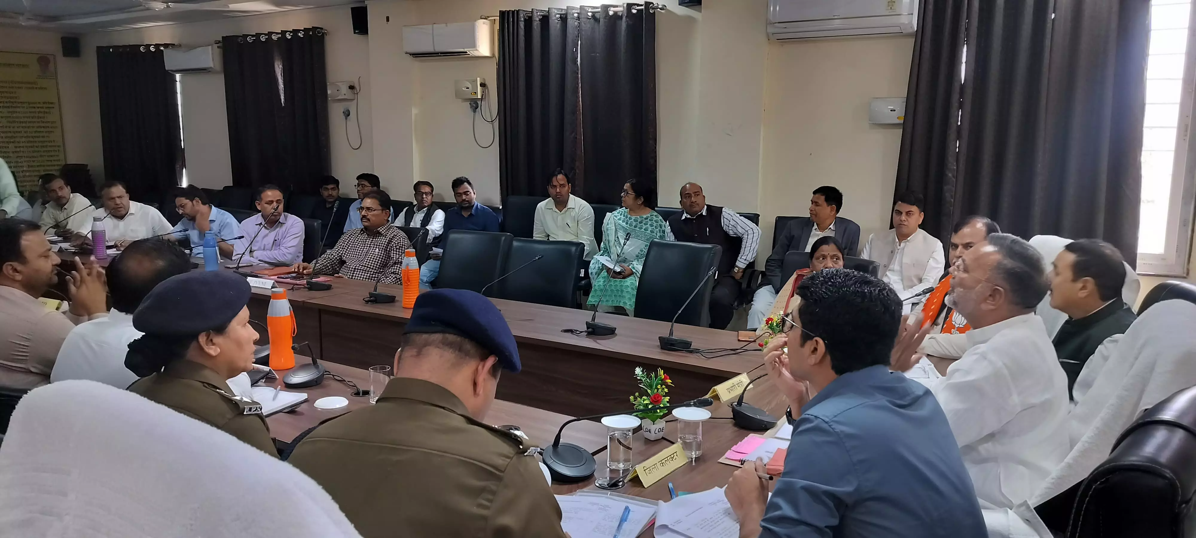 Bundi: प्रभारी मंत्री ने ली जिला स्तरीय अधिकारियों की समीक्षा बैठक Bundi: प्रभारी मंत्री ने ली जिला स्तरीय अधिकारियों की समीक्षा बैठक