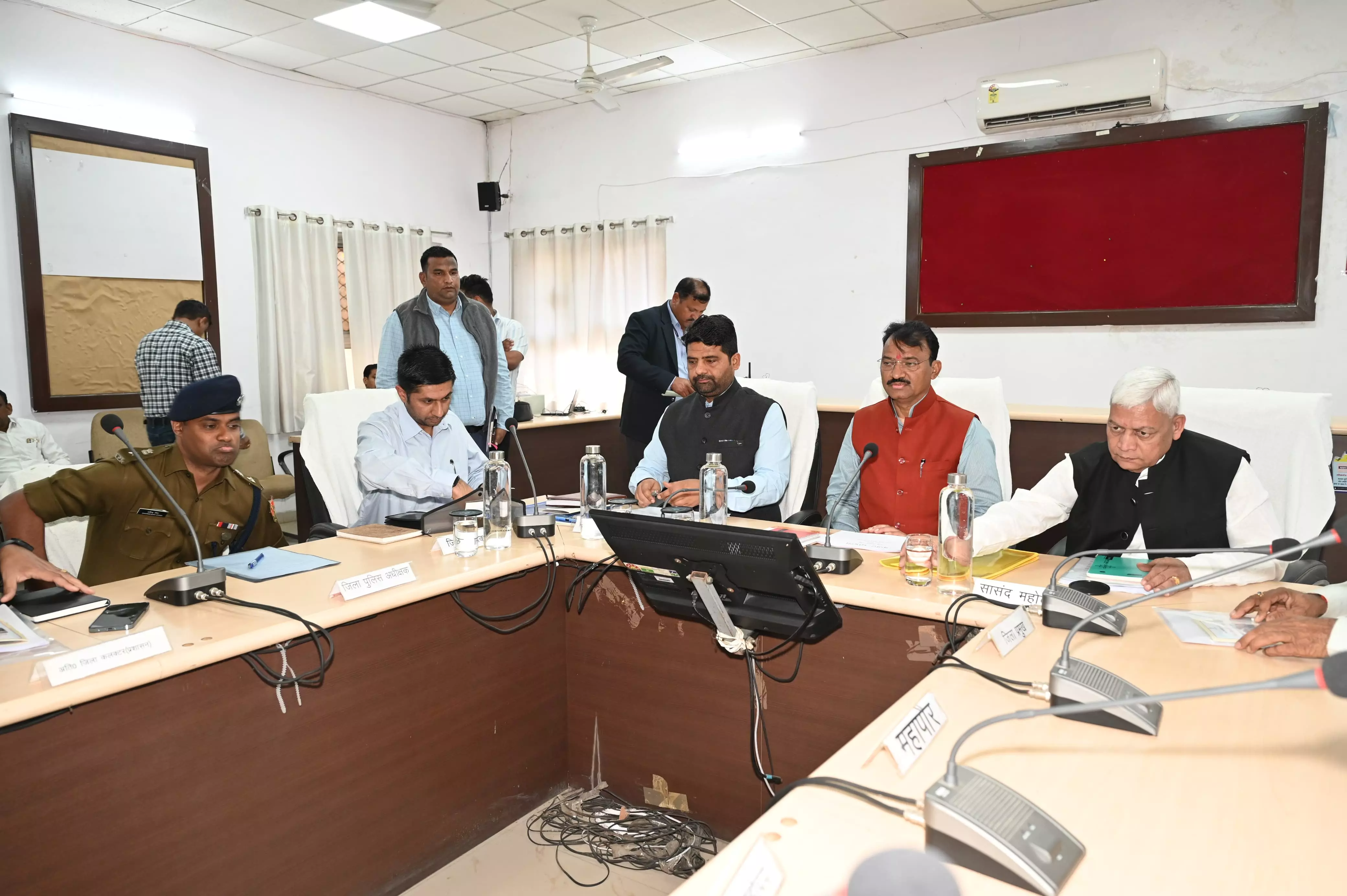 Jaipur: उप मुख्यमंत्री व जिले के प्रभारी मंत्री ने बजट घोषणाओं के क्रियान्वयन को लेकर ली बैठक Jaipur: उप मुख्यमंत्री व जिले के प्रभारी मंत्री ने बजट घोषणाओं के क्रियान्वयन को लेकर ली बैठक
