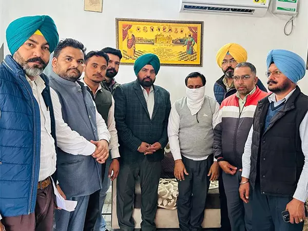 Punjab: वीबी ने क्लर्क को विधवा से 20,000 रुपये की रिश्वत लेते रंगे हाथों पकड़ा Punjab: वीबी ने क्लर्क को विधवा से 20,000 रुपये की रिश्वत लेते रंगे हाथों पकड़ा