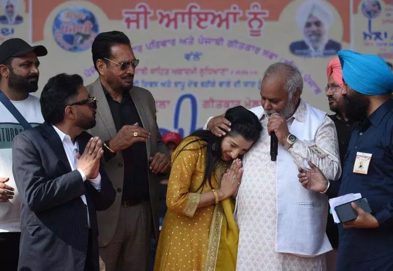 Punjabi लोक गायकों ने मेला गीतकरण दा में दर्शकों को मंत्रमुग्ध किया Punjabi लोक गायकों ने मेला गीतकरण दा में दर्शकों को मंत्रमुग्ध किया