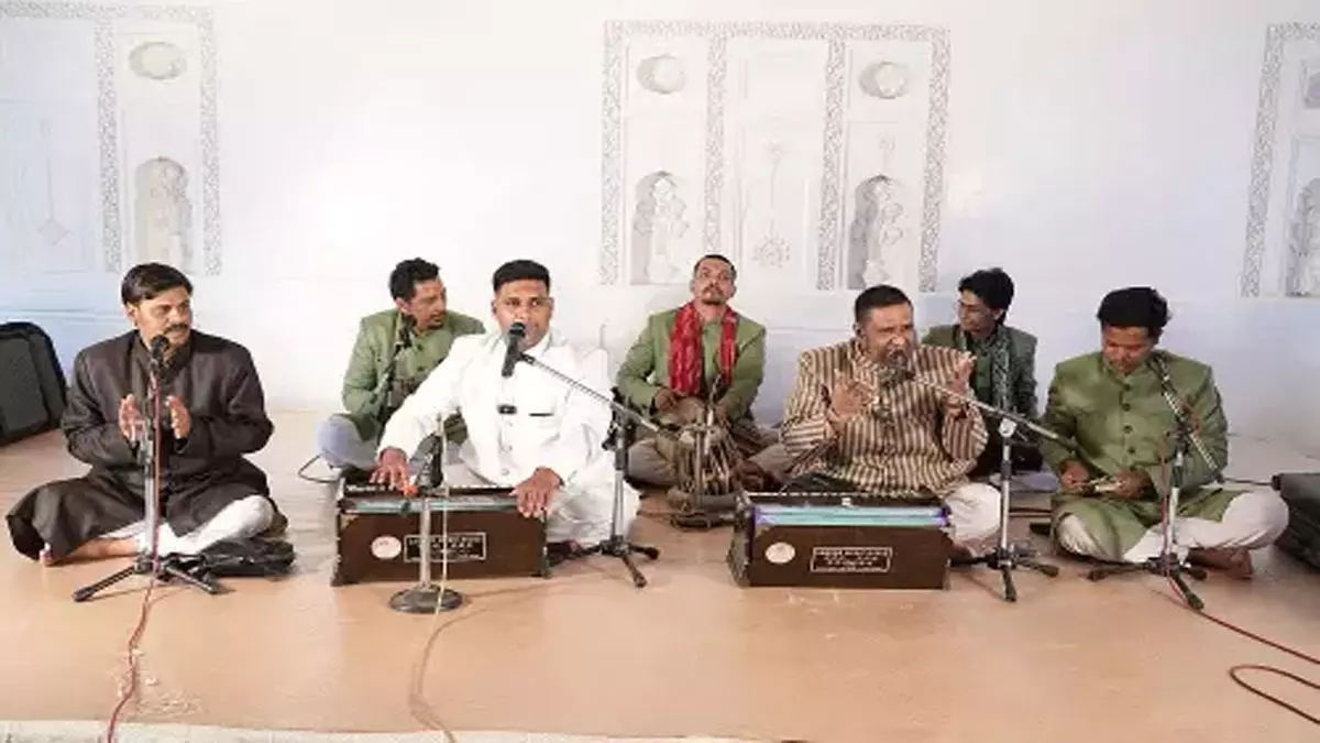 Qawwal अतीक हुसैन खान और उनकी टीम शनिवार को डोमकोंडा किले में प्रस्तुति देते हुए Qawwal अतीक हुसैन खान और उनकी टीम शनिवार को डोमकोंडा किले में प्रस्तुति देते हुए