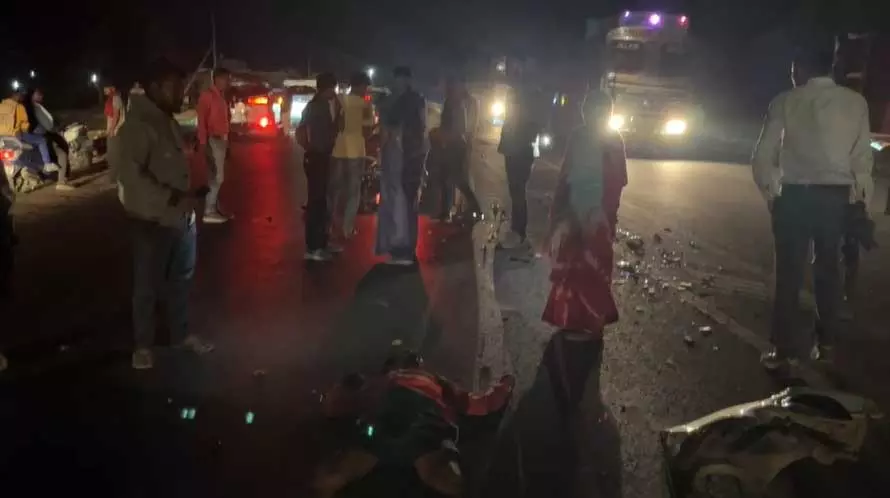 सड़क हादसे में घायल हुए लोगों की विधायक ने की मदद सड़क हादसे में घायल हुए लोगों की विधायक ने की मदद