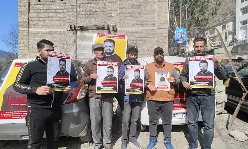 कश्मीर के एक परिवार ने रामबन में बेटे की रहस्यमयी मौत जांच की मांग को लेकर प्रदर्शन किया