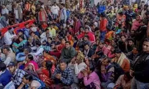 Jharkhand: स्टेशन पर भगदड़,शौचालय की खिड़की पर लटके लोग