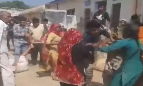 Haryana: दो पक्ष आपस में भिड़े, जमकर चले लात-घूंसे Haryana: दो पक्ष आपस में भिड़े, जमकर चले लात-घूंसे