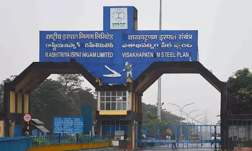 Andhra: विशाखापत्तनम स्टील प्लांट के ठेका श्रमिकों ने अनिश्चितकालीन हड़ताल की धमकी दी
