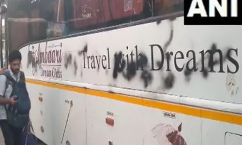 शिवसेना (यूबीटी) कार्यकर्ताओं ने Pune में कर्नाटक की बसों पर कालिख पोत दी