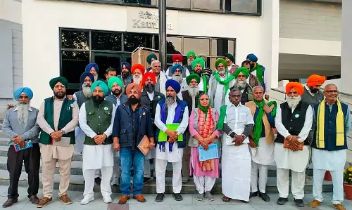 चंडीगढ़ में प्रदर्शनकारी किसानों और केंद्रीय टीम के बीच बैठक जारी