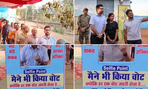 कलेक्टर, सीईओ, अपर कलेक्टर और SDM ने किया मतदान कलेक्टर, सीईओ, अपर कलेक्टर और SDM ने किया मतदान