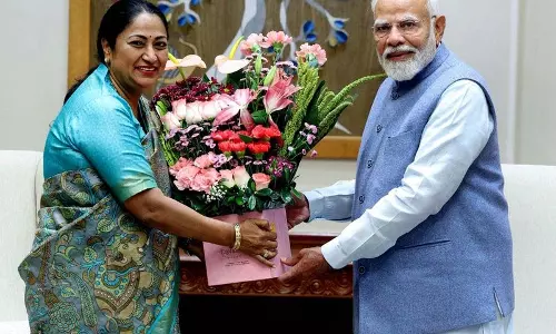 Delhi: रेखा ने प्रधानमंत्री से मुलाकात की