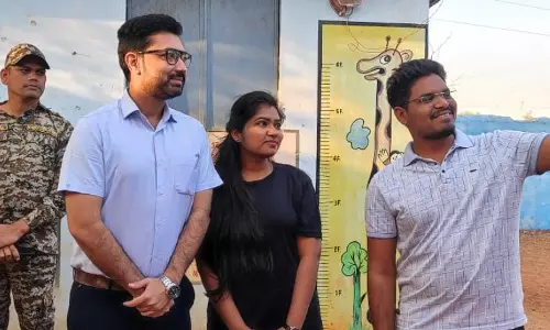 कलेक्टर-सीईओ ने मतदान के पश्चात सेल्फी ली कलेक्टर-सीईओ ने मतदान के पश्चात सेल्फी ली